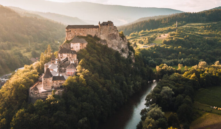Pohľad na Oravský hrad na severe Slovenska
